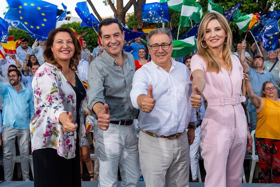 El presidente de la Junta de Andalucía, Juanma Moreno (2i) acompañado por la candidata, Carmen Crespo (i) el candidato del PP, Juan Ignacio Zoido,(2d)  al terminar un acto de campaña en Sevilla
