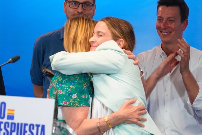 Marga Prohens abraza a la candidata Rosa Estaràs