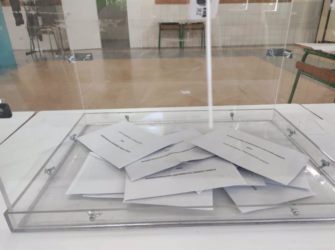 Archivo - Urna en una mesa electoral en Euskadi.