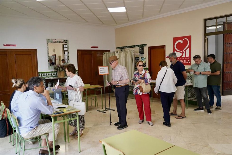 Votantes en un colegio electoral en Málaga, a 9 de junio de 2024, en Málaga (Andalucía, España). Hoy tienen lugar las elecciones europeas de 2024 en España. Más de 38 millones de españoles están llamados a pasar por las urnas en unos comicios en los que