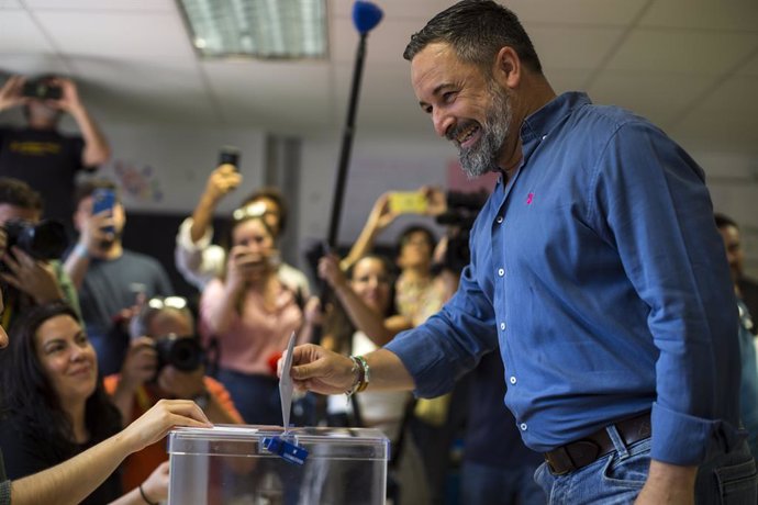 El líder de Vox, Santiago Abascal, vota en les eleccions al Parlamento Europeu del 9 de juny de 2024.