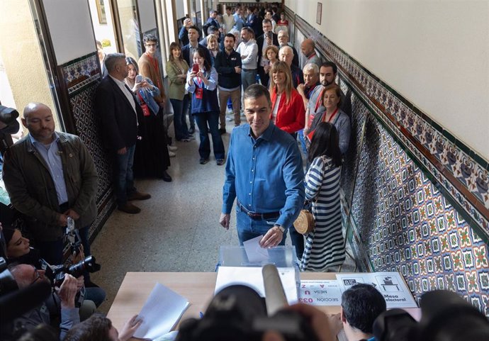El secretario general del PSOE y presidente del Gobierno de España, Pedro Sánchez, ejerce su derecho a voto en el colegio de Nuestra Señora del Buen Consejo, a 9 de junio de 2024, en Madrid (España).