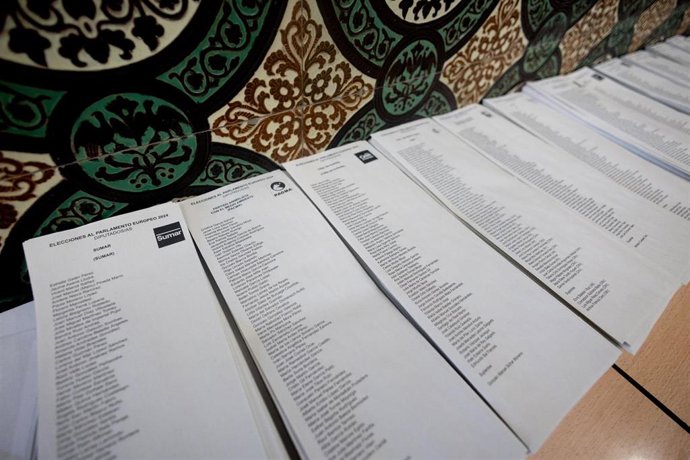 Papeletas electorales en un colegio electoral