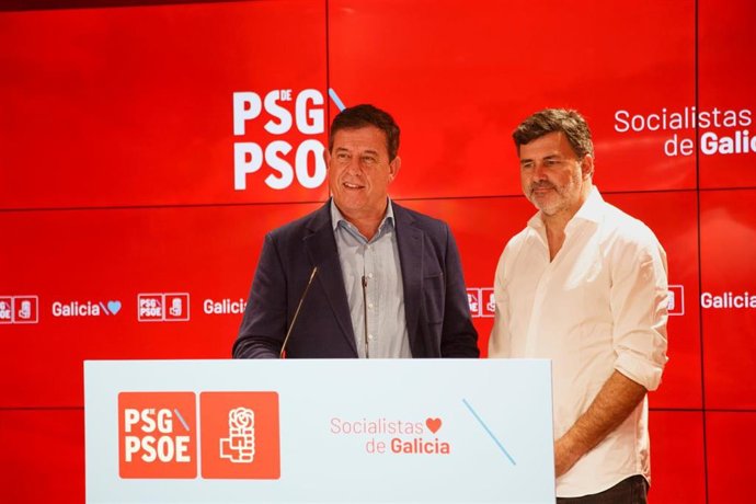 El secretario xeral del PSdeG, José Ramón Gómez Besteiro, junto al candidato gallego al Parlamento europeo, Nicolás González Casares, en la sede del partido tras conocerse los resultados de las europeas