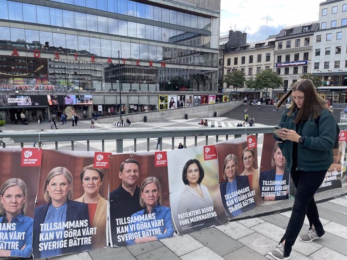 Archivo - STOCKHOLM, Sept. 8, 2022  -- A woman walks past election campaign posters in Stockholm, Sweden, on Sept. 7, 2022. (Xinhua/Fu Yiming) TO GO WITH News Analysis: Sweden braces for tight general election