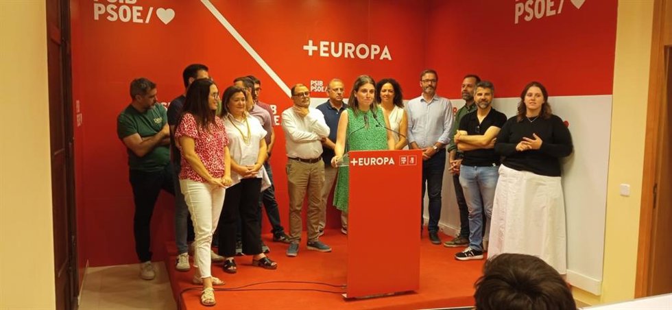 La candidata del PSIB a las elecciones europeas, Alícia Homs, junto a cargos directivos de la formación.