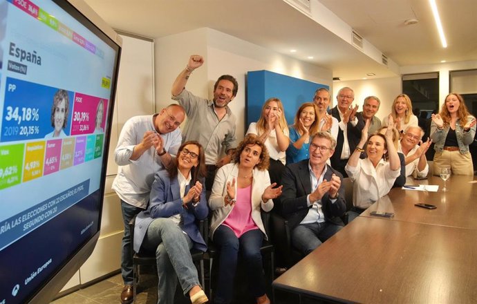 El lider del PP, Alberto Núñez Feijóo, celebra la victòria del PP en les eleccions europees del 9 de juny.