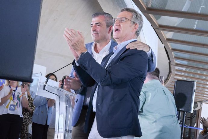 El presidente del PP de Canarias, Manuel Domínguez (i), y el presidente del PP, Alberto Núñez Feijóo (d), durante un mitin, a 3 de junio de 2024, en Santa Cruz de Tenerife, Tenerife, Canarias (España). Feijóo se ha desplazado a Santa Cruz de Tenerife como