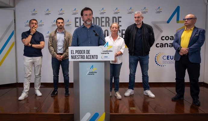 El candidato de CC a las elecciones europeas, Carlos Alonso, en una intervención en la sede de campaña tras conocer los resultados