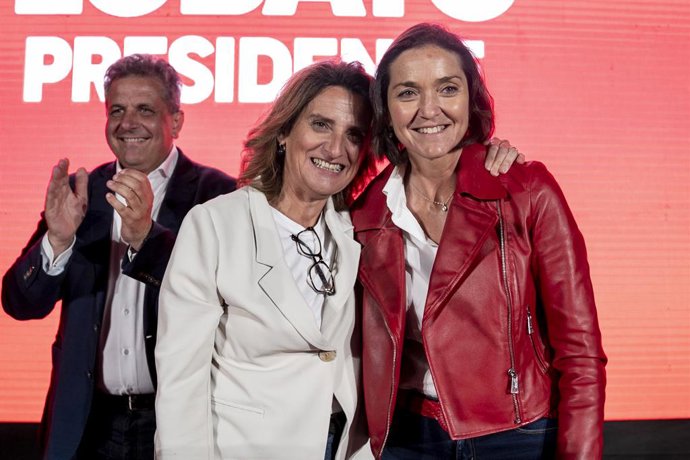Archivo - La vicepresidenta tercera y ministra para la Transición Ecológica y el Reto Demográfico, Teresa Ribera y la candidata a la alcaldía de Madrid, Reyes Maroto, durante el arranque de la campaña del PSOE Madrid, en el Parque del Universo, a 11 de 