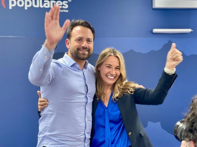 El presidente del PP de Asturias, Álvaro Queipo, y la eurodiputada asturiana electa del PP, Susana Solís, en la noche electoral de las elecciones europeas del 9 de junio de 2024.