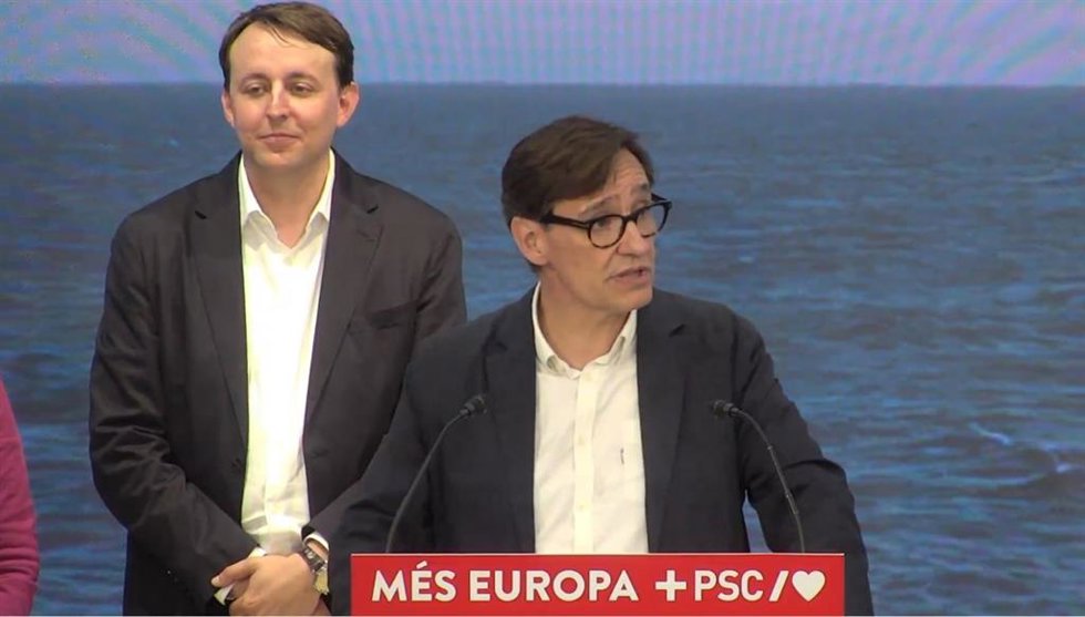 El primer secretario del PSC, Salvador Illa, junto al canddiato del PSC a las elecciones europeas Javi López, comparecen después de conocerse los resultados de las elecciones europeas de este domingo.