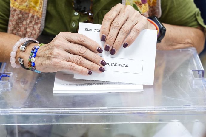 Detalle de una sobre antes de meterlo en la urna, a 9 de junio de 2024, en Sevilla (Andalucía, España). Hoy tienen lugar las elecciones europeas de 2024 en España. Más de 38 millones de españoles están llamados a pasar por las urnas en unos comicios en 
