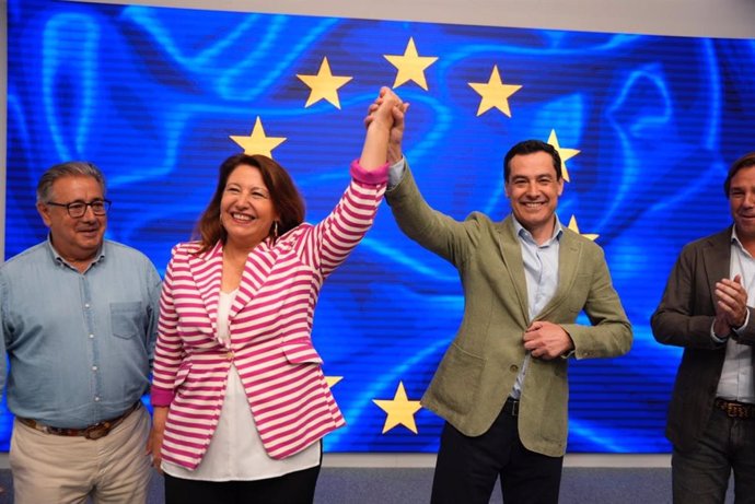 Juanma Moreno celebra junto a Carmen Crespo el triunfo del PP en Andalucía en las elecciones europeas del 9J