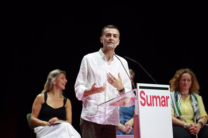 El coordinador federal de Izquierda Unida, Antonio Maíllo, interviene en el acto de Sevilla. A 2 de junio de 2024, en Sevilla (Andalucía, España). La líder de Sumar, Yolanda Díaz; la cabeza de lista de Sumar para las elecciones europeas, Estrella Galán; e