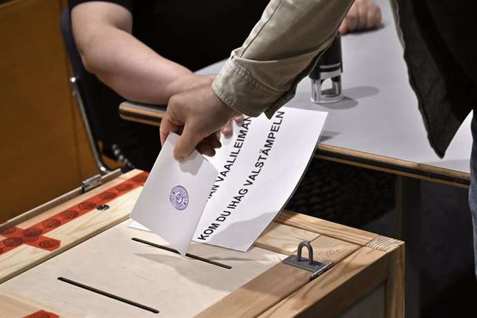 Un votante finlandés depositando su papeleta en las urnas para las elecciones al Parlamento Europeo