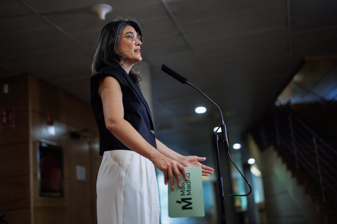 La portavoz de Más Madrid en la Asamblea, Manuela Bergerot, ofrece una rueda de prensa durante el pleno en la Asamblea de Madrid, a 6 de junio de 2024, en Madrid (España).