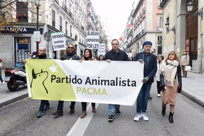 Archivo - Pancarta del Partido Animalista PACMA