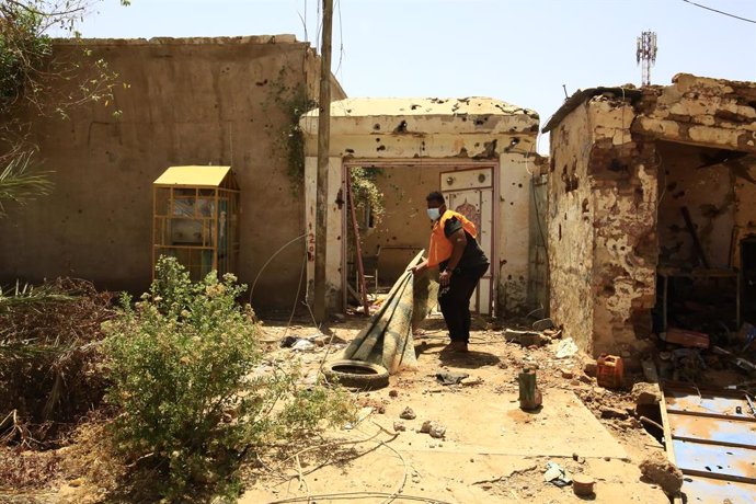 Archivo - OMDURMAN, April 18, 2024  -- This photo taken with a mobile phone on April 17, 2024 shows a volunteer cleaning a damaged house in Omdurman, Sudan. The armed conflict between the Sudanese Armed Forces (SAF) and the paramilitary Rapid Support Forc