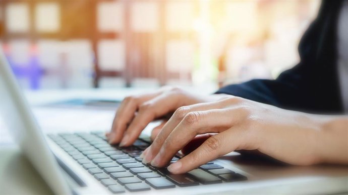 Archivo - La creación de empresas sube un 47,24% en abril en Aragón.