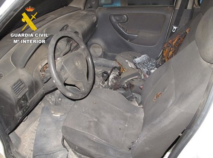 Vehículo incendiado por un joven tras utilizarlo para realizar robos en casas de campo en Caudete.