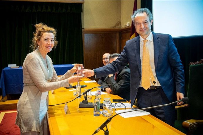La doctora Cubo recoge el Premio SEN de manos del Dr. Jesús Porta-Etessam, Presidente de la SEN.