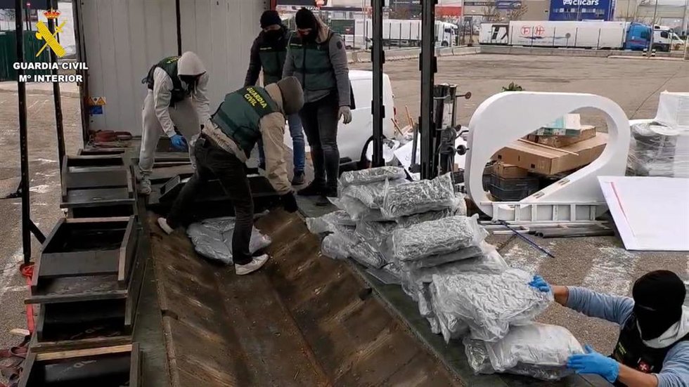 Marihuana intervenida en el doble fondo de un camión.