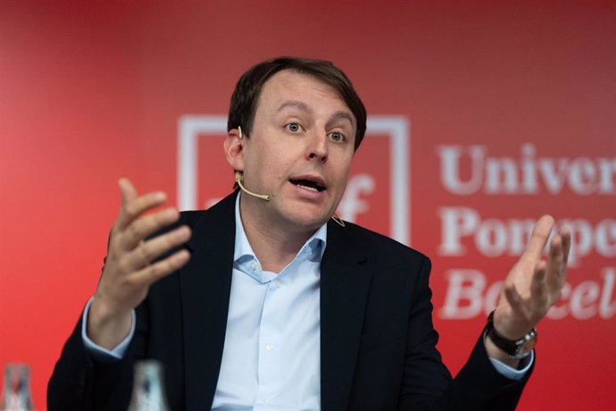 El eurodiputado y candidato del PSC a las elecciones europeas, Javi López, durante un debate para las elecciones europeas del 9J, en el Auditori de UPF, a 22 de mayo de 2024