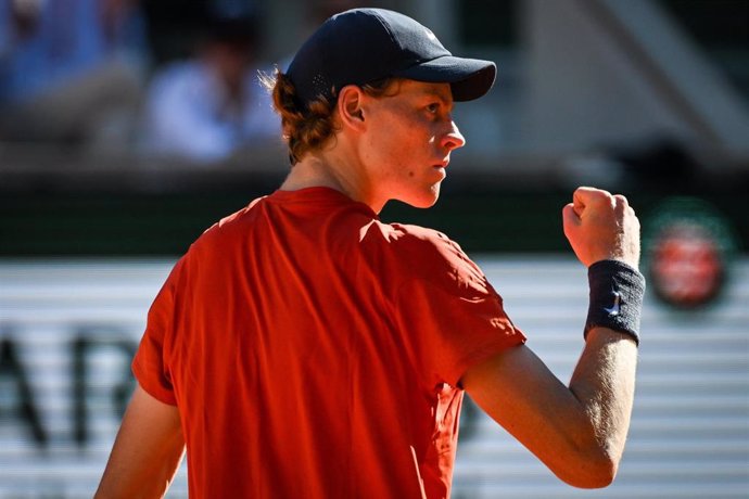 El tenista italiano Jannik Sinner celebra un punto en Roland Garros 2024