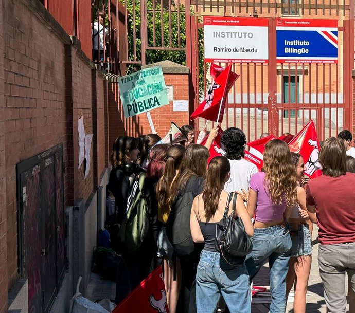 Alumnos se manifiestan a la puerta del colegio Ramiro de Maeztu.
