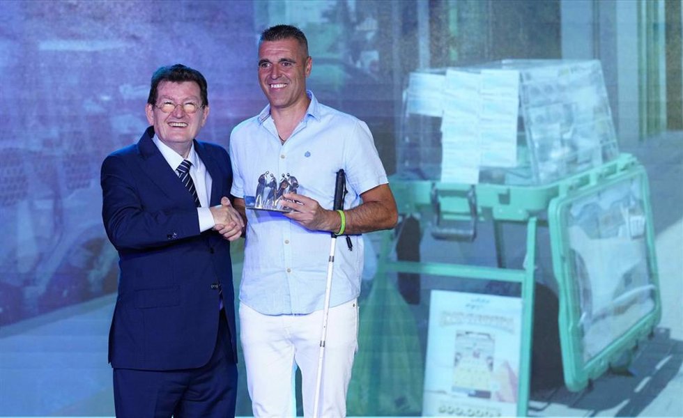 Antonio Jesús Solero, vendedor de la ONCE a las puertas de un supermercdo en Churriana, recibió de de manos del director general de la ONCE, Ángel Sánchez,  el galardón de mejor vendedor del año 2003 en Málaga.