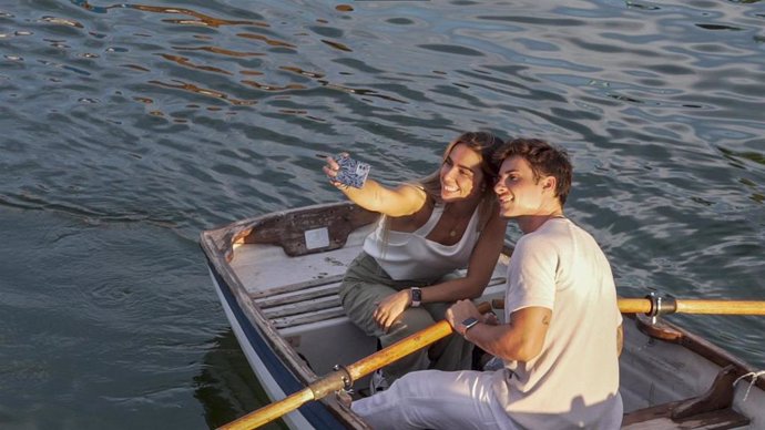 Una pareja se fotografía en el lago de Puerto Venecia.