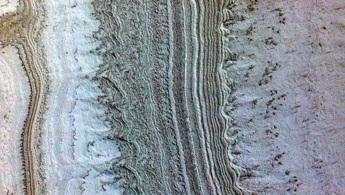 Esta imagen tomada por el Mars Reconnaissance Orbiter de la NASA muestra capas de hielo en el polo sur de Marte.