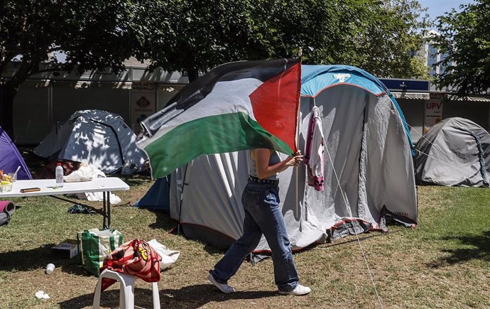 Una estudiante con una bandera palestina (archivo)