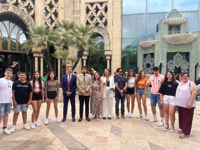 El delegado de Desarrollo Educativo y FP, Carlos Soriano, en la entrega del Galardón Internacional Bandera Verde al CEIP Virgen de los Remedios de Arroyomolinos de León (Huelva).