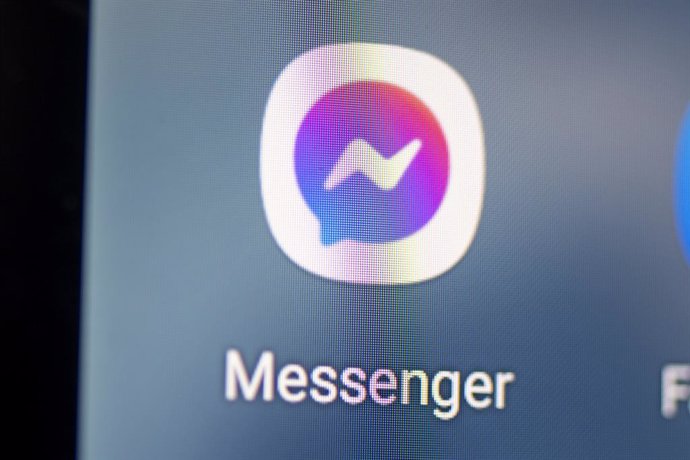 Archivo - FILED - 28 April 2021, Berlin: Logo of Facebook's Messenger app can be seen On the screen of a smartphone. Messenger can now end-to-end encrypt your calls and chats. Photo: Fabian Sommer/dpa