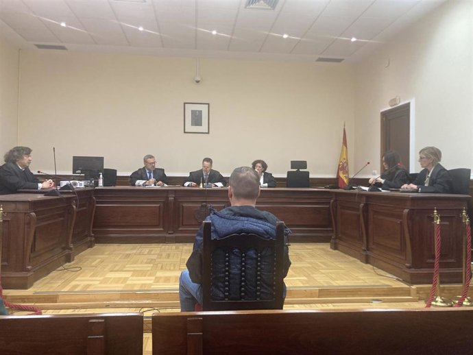 Comparecencia del acusado de intentar ahogar a su mujer en el Pisuerga, que ha pactado una condena de tres años y diez meses.