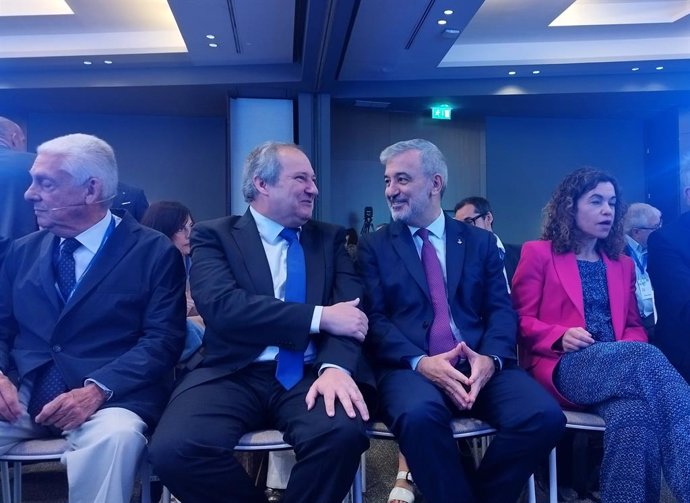 El ministro de Industria y Turismo, Jordi Hereu, y el alcalde de Barcelona, Jaume Collboni.