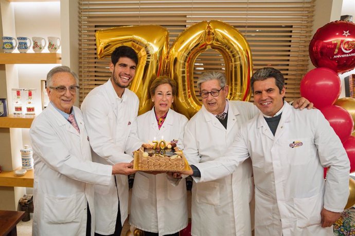 Archivo - Los tres hermanos Fuertes, José, Tomás y Juana, junto al embajador de la marca, Carlos Alcaraz, y su padre