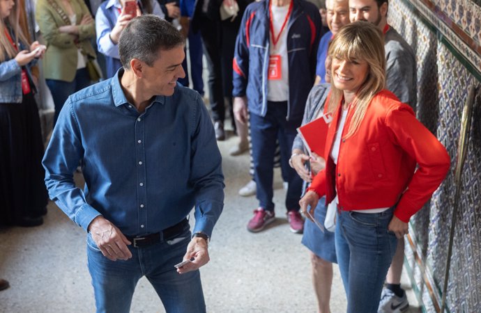 El secretario general del PSOE y presidente del Gobierno de España, Pedro Sánchez, y su mujer, Begoña Gómez, ejercen su derecho a voto en el colegio de Nuestra Señora del Buen Consejo, a 9 de junio de 2024, en Madrid (España).