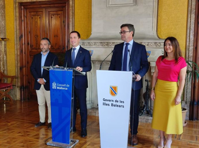 El conseller insular de Territorio, Movilidad e Infraestructuras, Fernando Rubio, el presidente insular, Llorenç Galmés, el conseller de Economía, Hacienda e Innovación, Antoni Costa, y la consellera de Vivienda, Territorio y Movilidad, Marta Vidal.