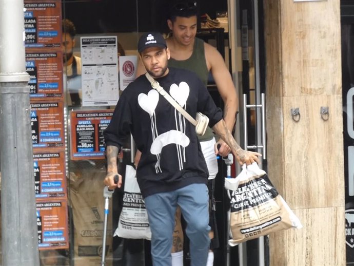 Dani Alves comprando carne para el cumpleaños de Joana Sanz