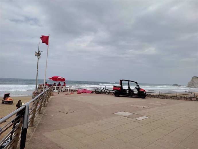 Archivo - Bandera roja en una playa de Bizkaia