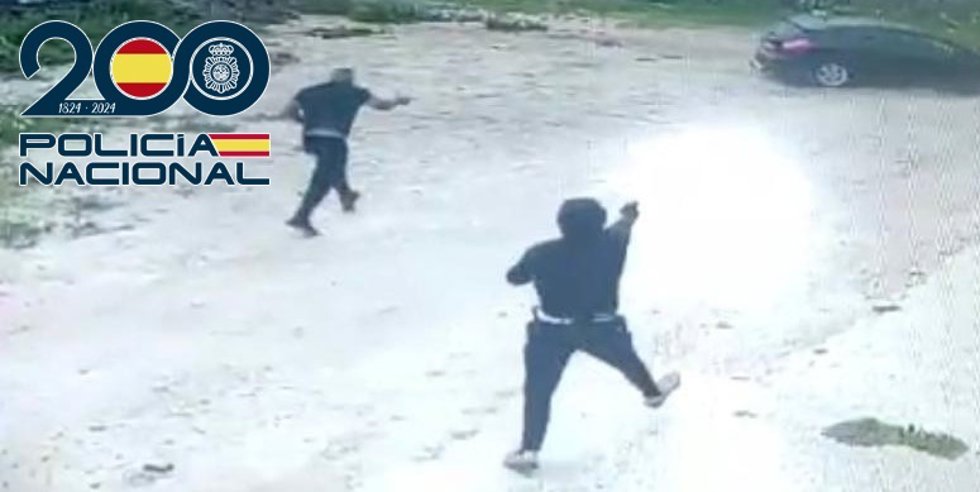 Imagen capturada del momento del tiroteo a una pareja en un coche en Sanlúcar.
