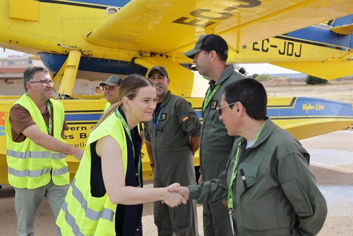 La presidenta del Govern, Marga Prohens, y el conseller de Agricultura, Pesca y Medio Natural, Joan Simonet, en su visita al aeródromo de Son Bonet.
