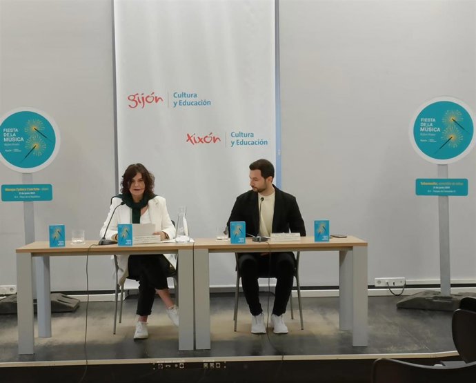 La concejala de Cultura del Ayuntamiento de Gijón, Montserrat López Moro, y el director de la Fundación Municipal de Cultura (FMC), Aitor Martínez, presentan la programación de la 'Fiesta de la Música'.