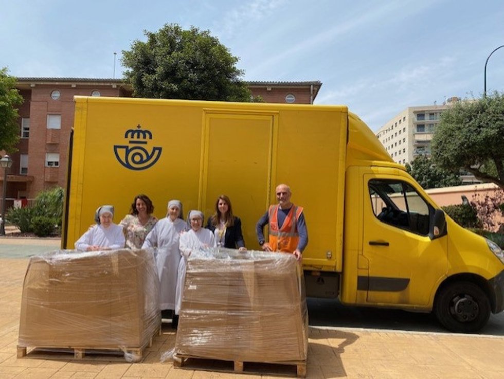 Trabajadores de Correos han donado 200 kilos de material solidario para dar respuesta a las necesidades de la residencia de mayores de las Hermanitas de los Pobres en Málaga.