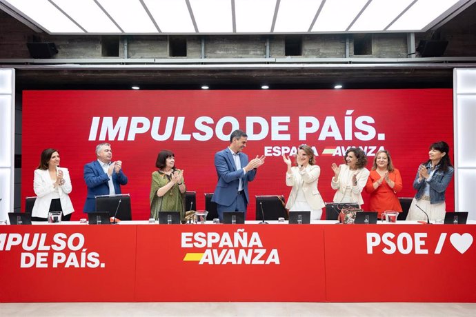 El presidente del Gobierno y secretario general del PSOE, Pedro Sánchez junto a la candidata a las europeas, Teresa Ribera y el resto de la dirección del partido en la reunión de la Ejecutiva Federal al día siguiente de las elecciones del 9J.