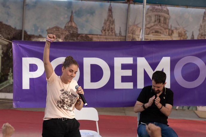 El exvicepresidente del Gobierno Pablo Iglesias y la número 12 a las europeas Conchi Abellán durante un acto de campaña de Podemos.