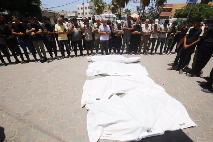 Un grupo de palestinos reza ante los cadáveres de varios muertos en un bombardeo del Ejército de Israel contra la ciudad de Deir al Balá, en el centro de la Franja de Gaza (archivo)